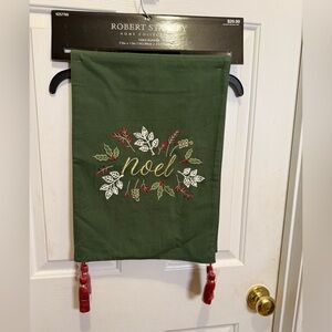 Robert Stanley Holiday Table Runner *NEW WITH TAGS*